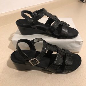 Vionic Glenda Black Snakeskin Wedge Sandals